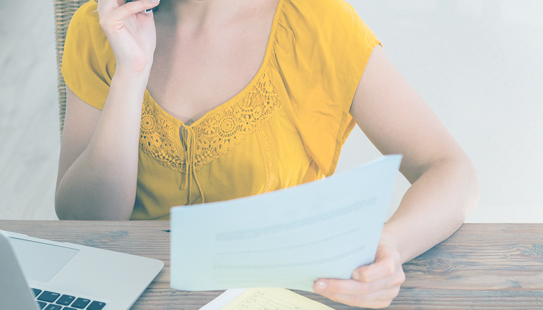 mujer leyendo documentos sobre que es una oferta motivada en accidentes de tráfico